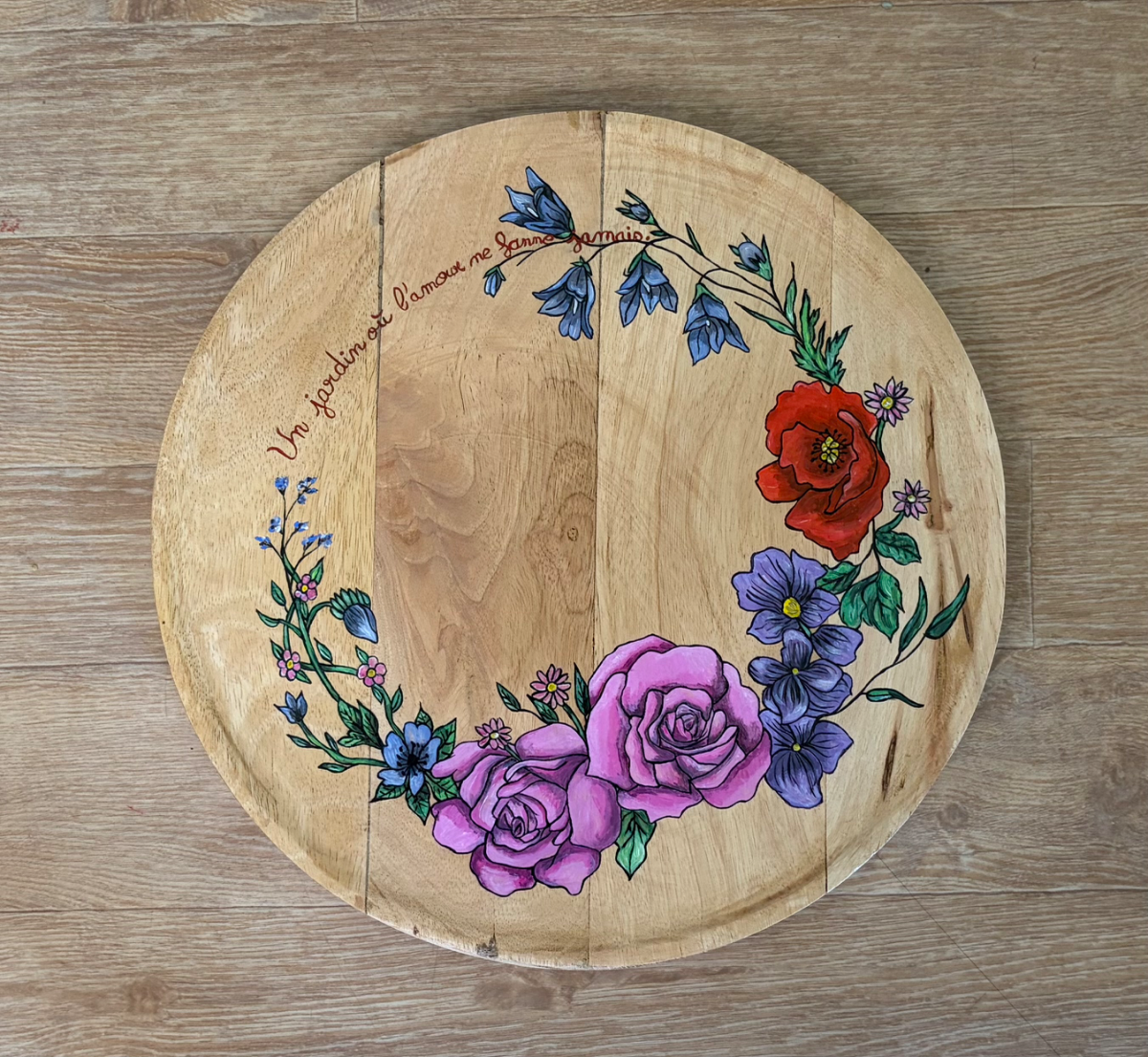 Plateau en bois peint à la main – Couronne florale poétique