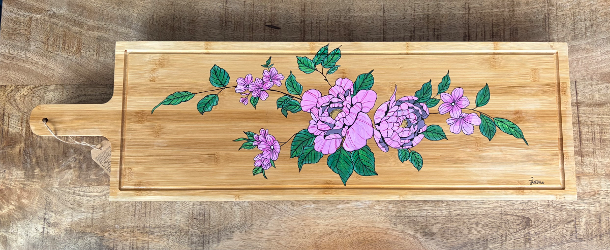 Planche apéritif en bambou peinte à la main – Élégance florale